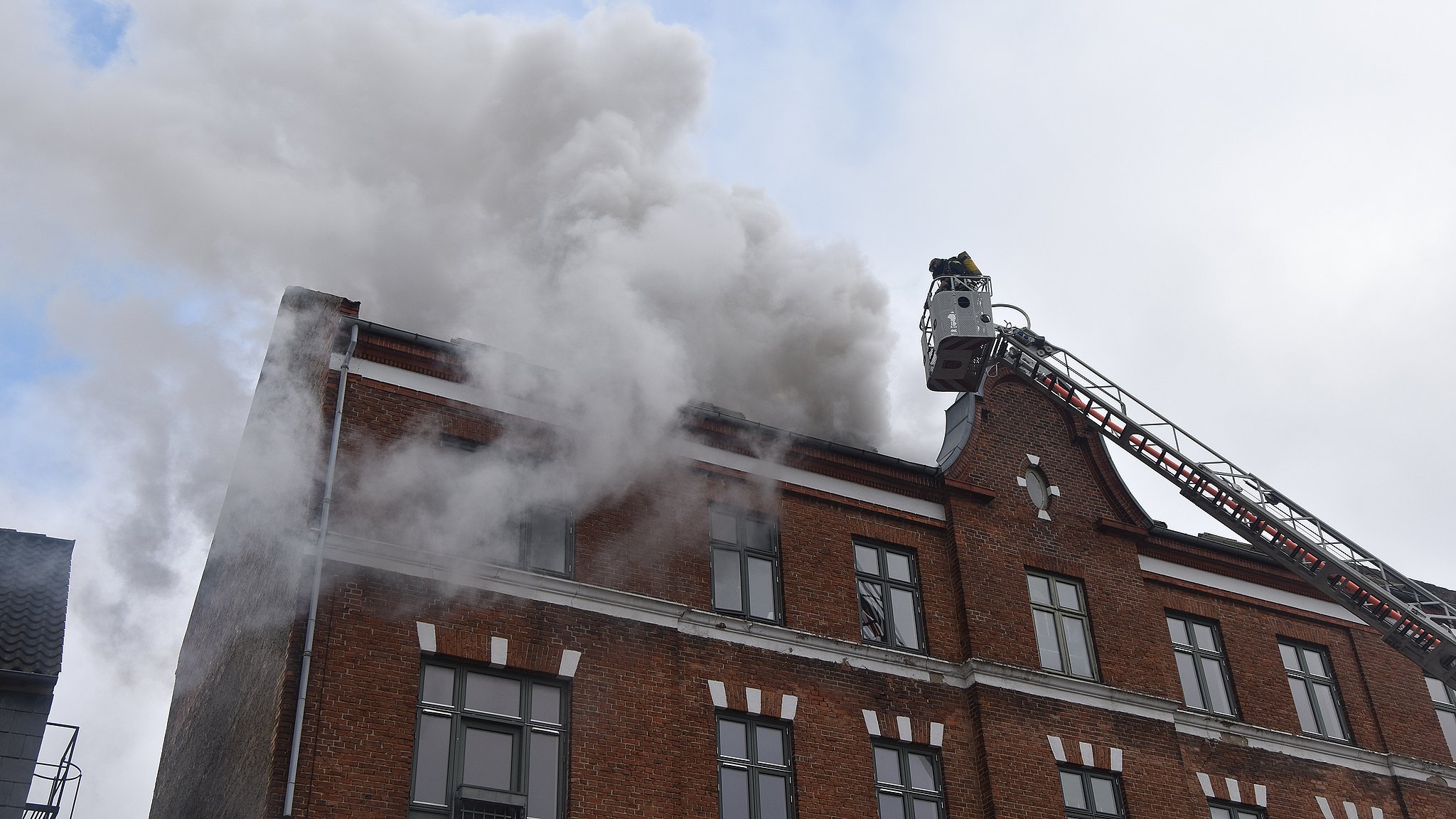 Brand I Etageejendom - Kraftig Røgudvikling På Stedet | TV2 ØST