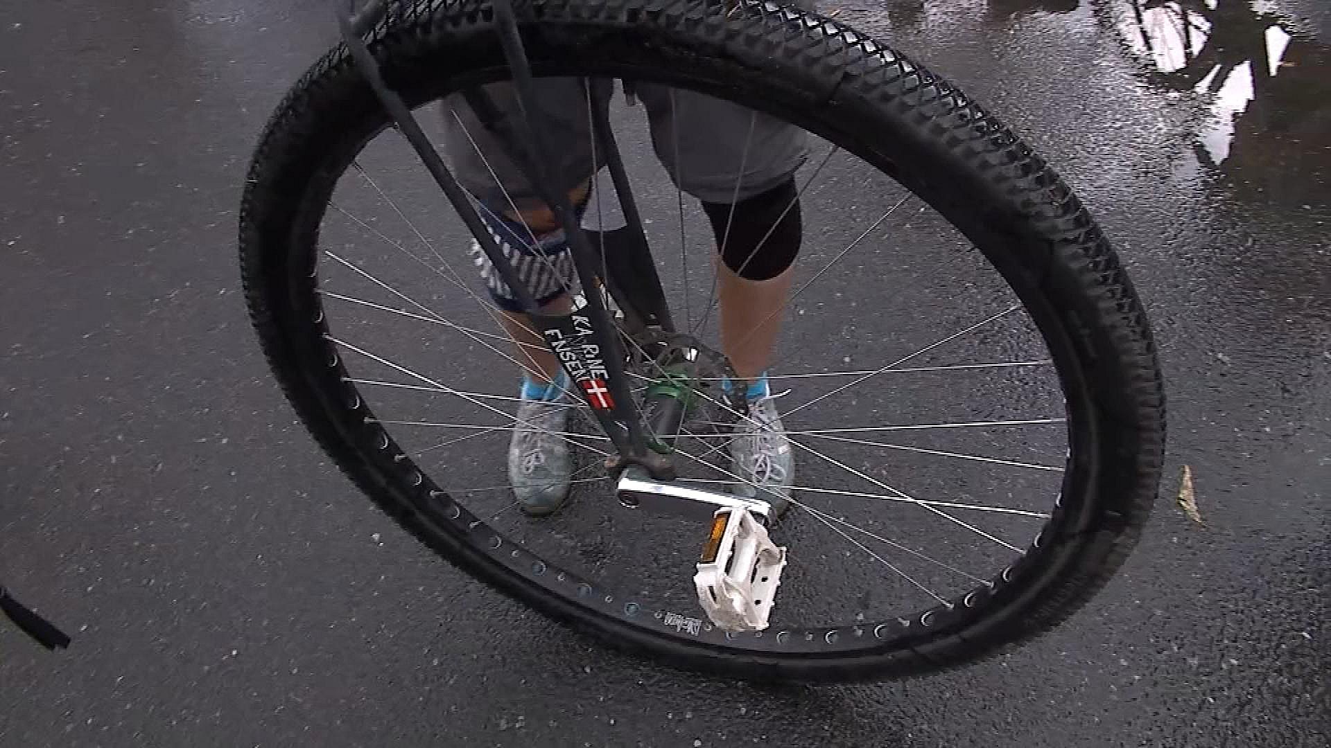 Støvet hane svale Amanda cykler 52 kilometer på ethjulet cykel | TV2 ØST