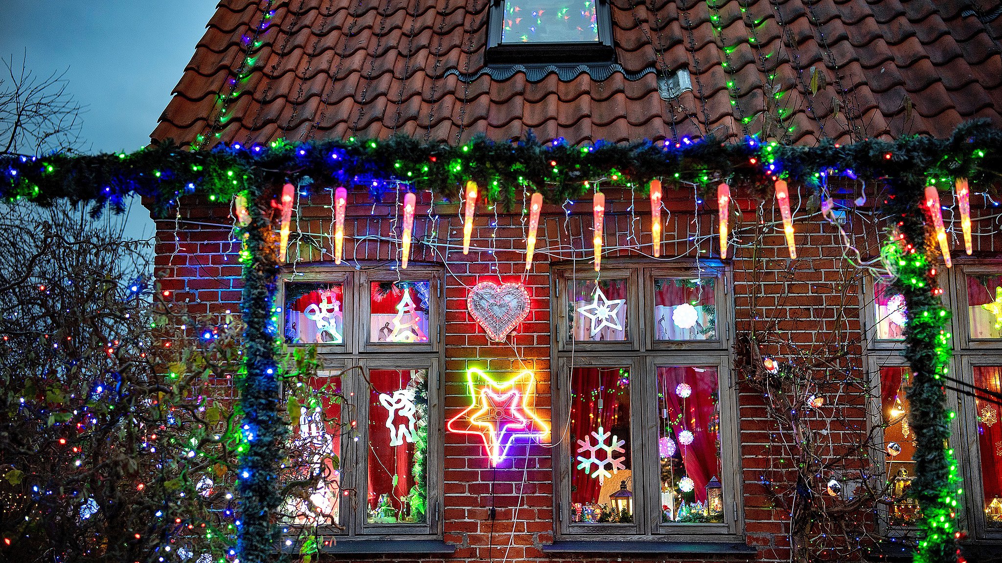 Særlig de Ungdom Butikker sælger færre julelys, men hvor meget sparer man ved at droppe dem?  | TV2 ØST