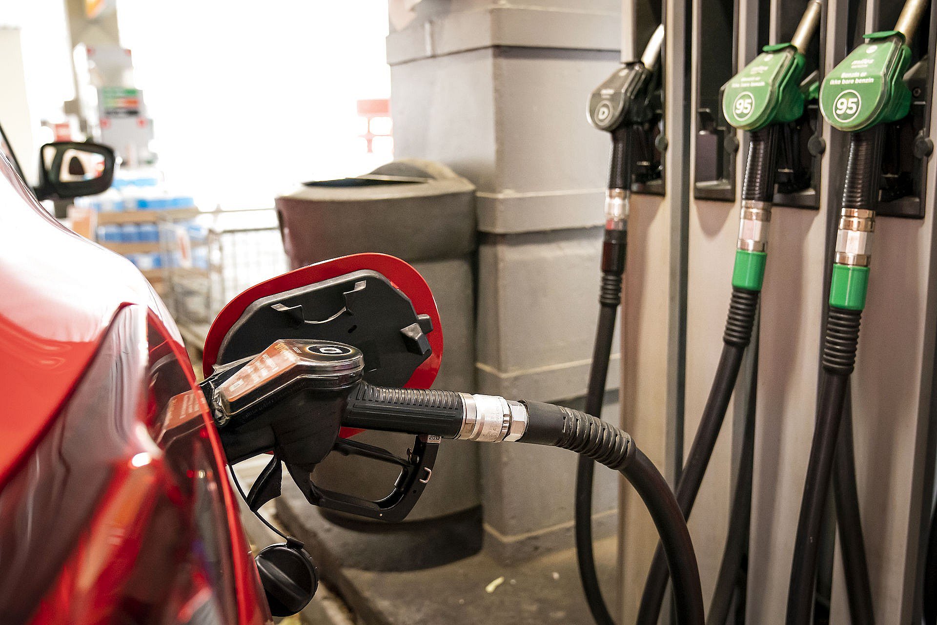 Dyrere olie kan øge prisen liter med en krone | TV2 ØST