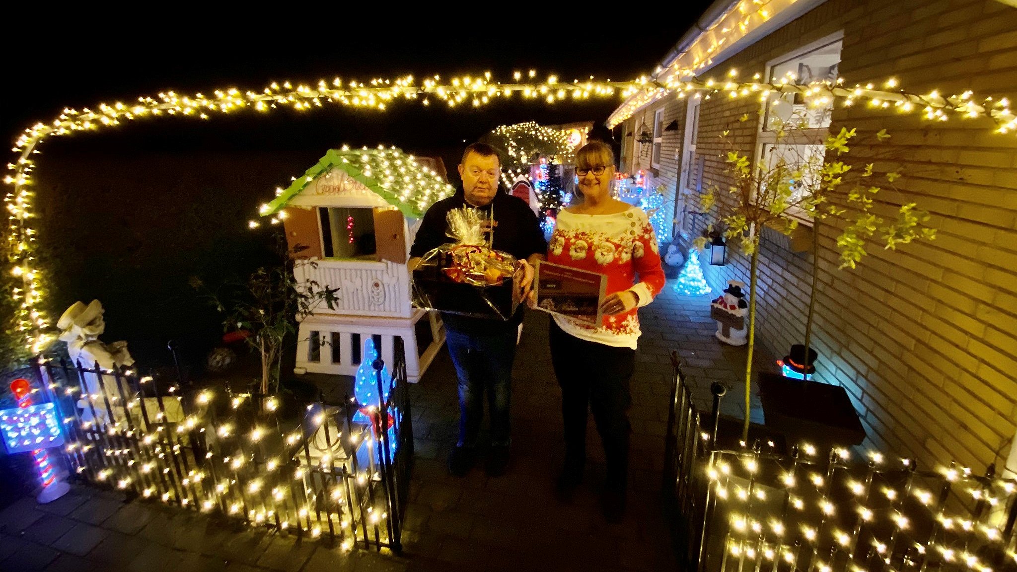 Mange tøver med at opsætte julelys: Det kan virke provokerende på folk | TV2 ØST