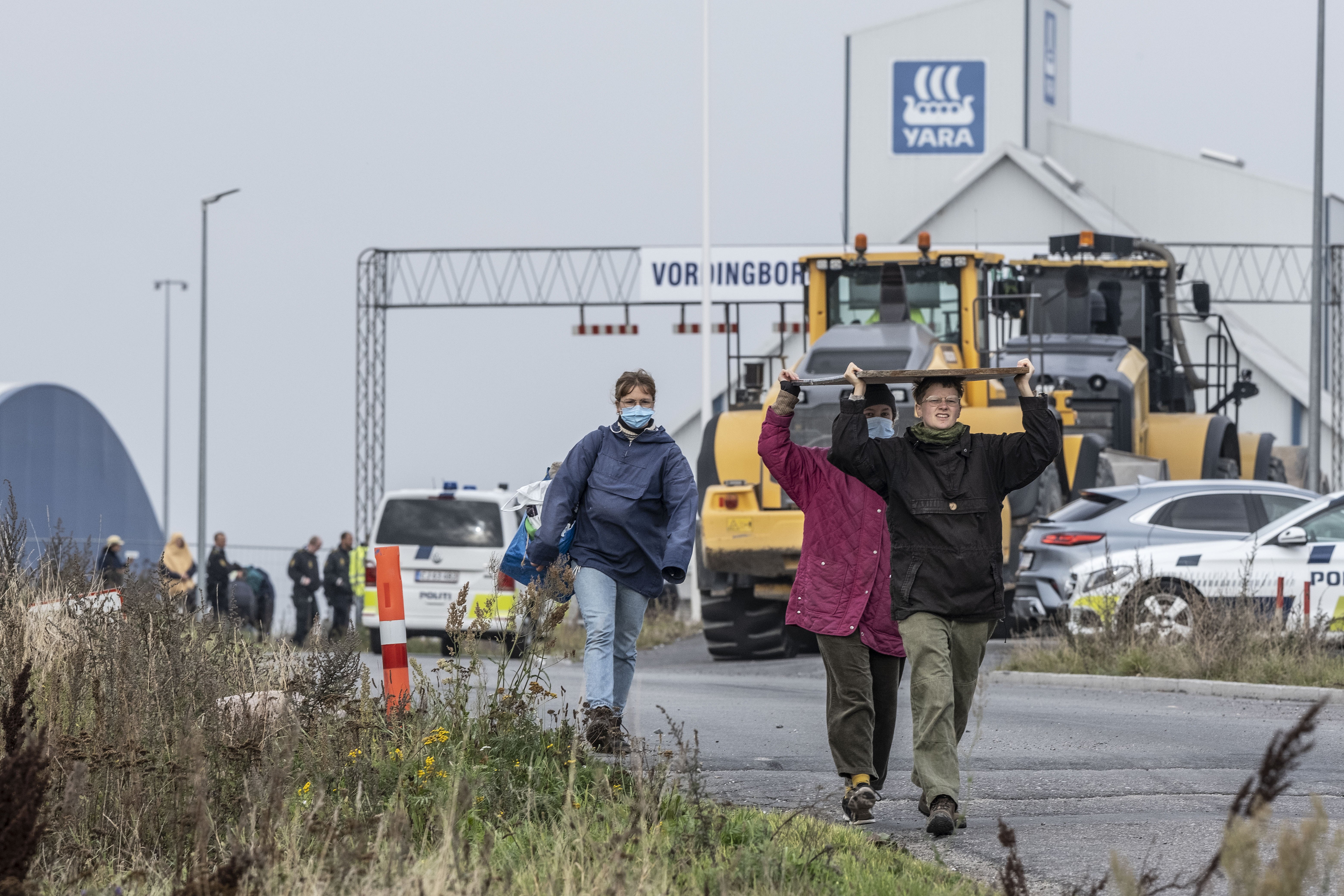 Klimaaktivister demonstrerede gødningsproducent på Masnedø | TV2 ØST