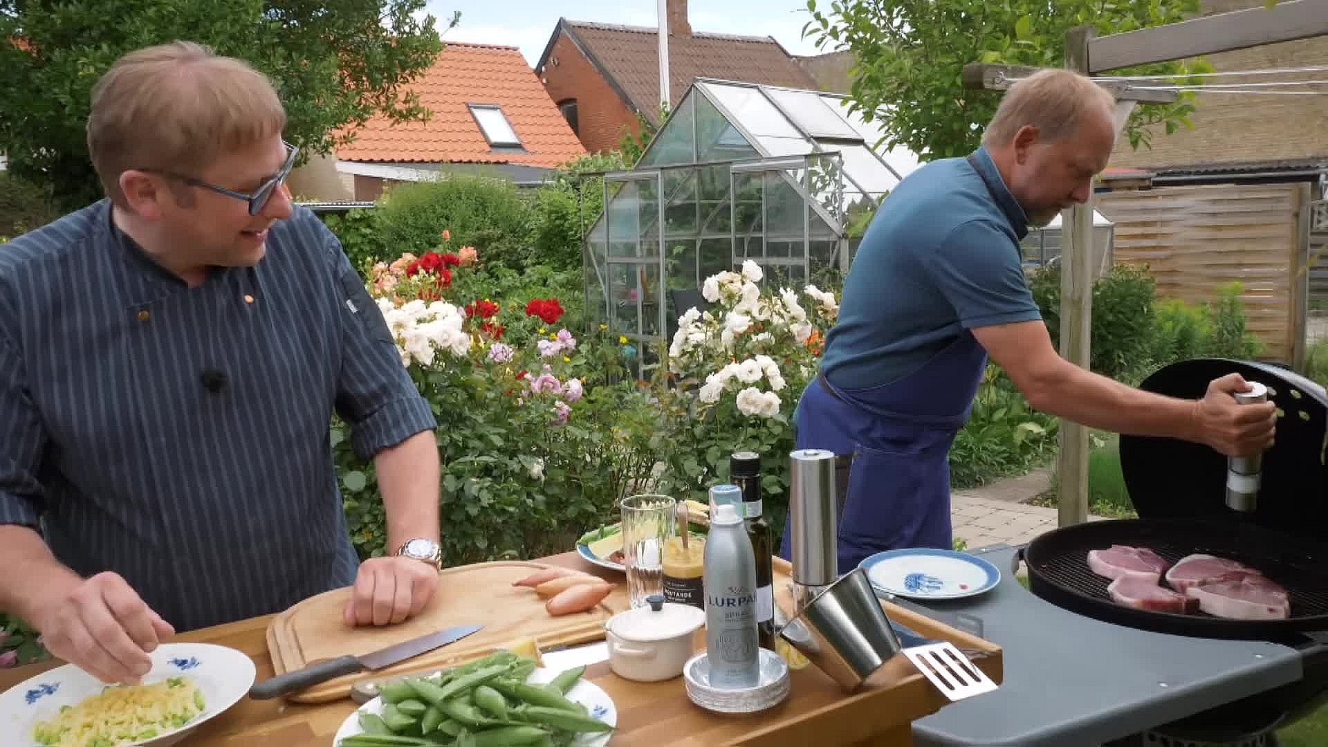 Ostesalat og gratineret kål-soufflè - Mad med Mads og David | TV2 ØST