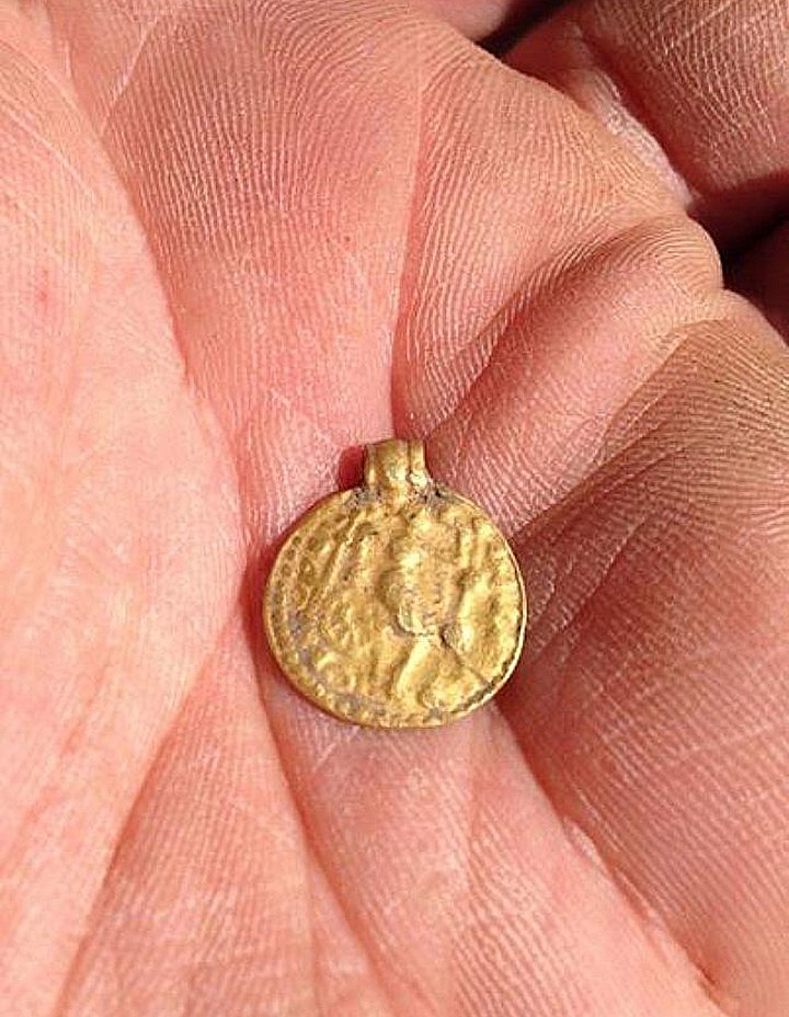 Gammelt guldfund på Lolland vækker opsigt - hvorfor mønten fyldt med krimskrams? TV2 ØST