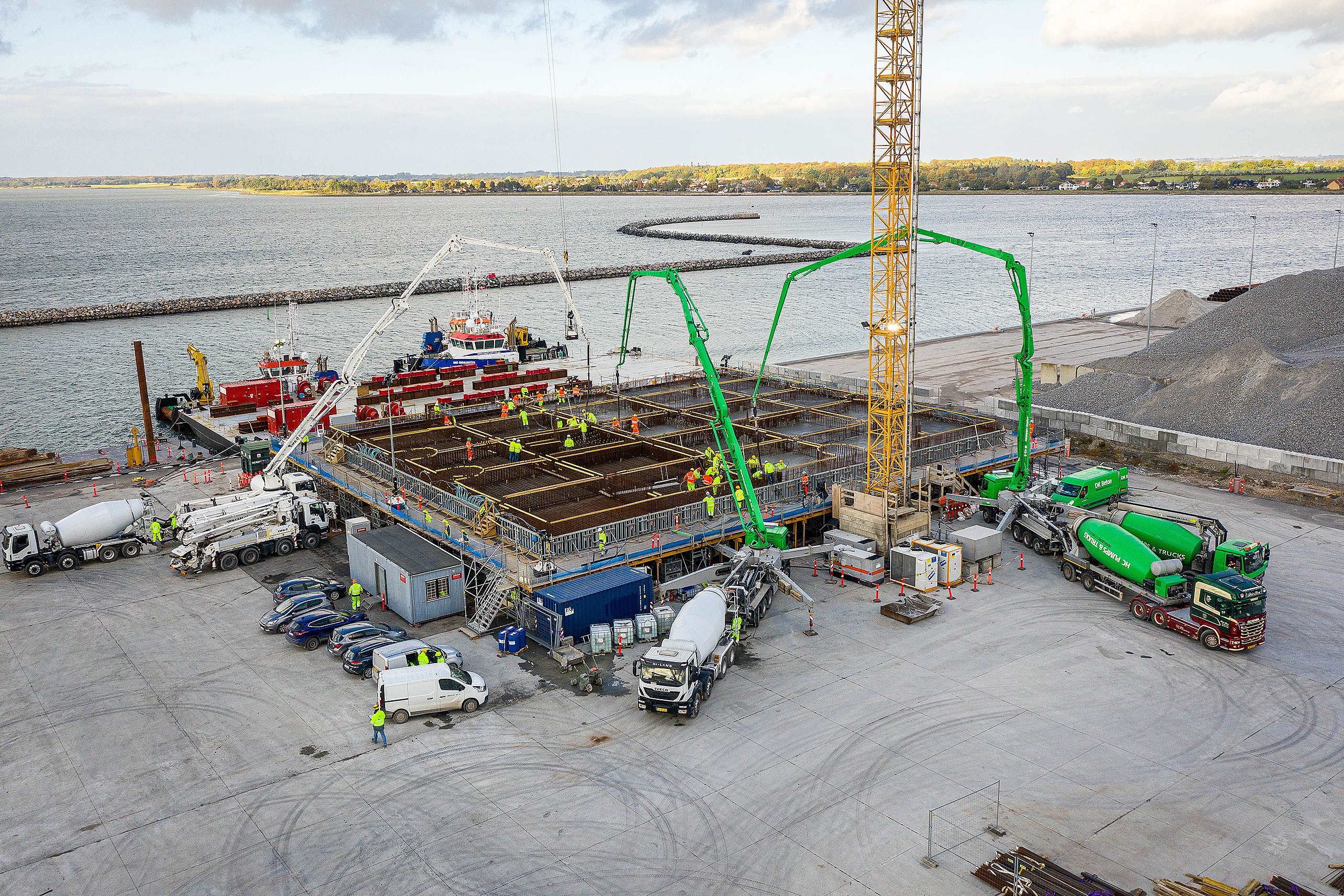 Lastbiler i pendulfart 150 beton bliver til fundament på Storstrømsbroen | TV2 ØST