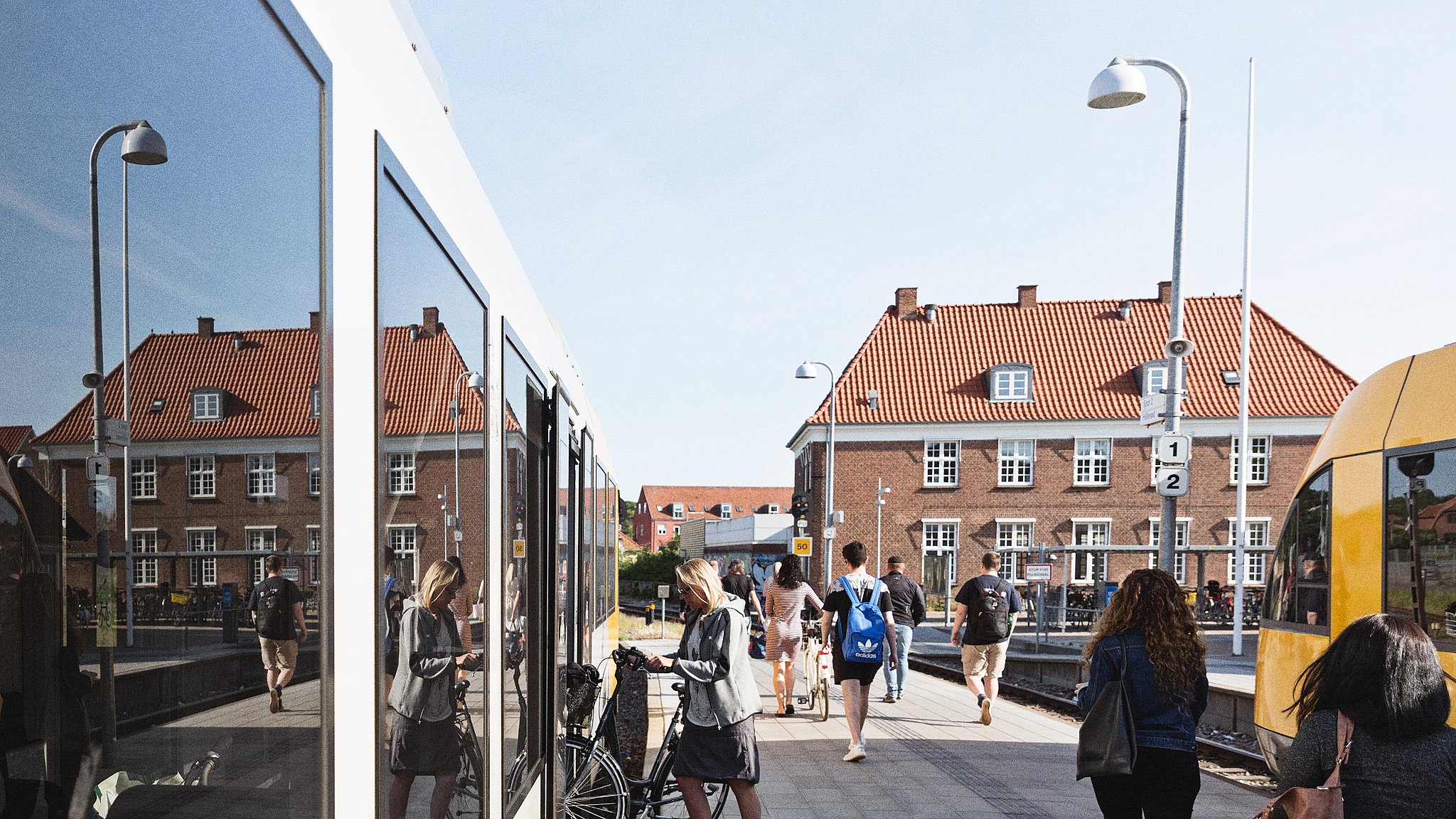Tag gratis ombord på bussen – nyt forsøg få flere til at tage offentlig transport | TV2