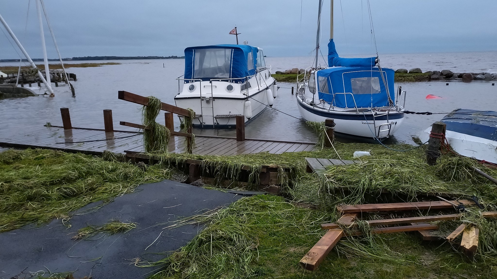 Lille Havn ødelagt Af Stormflod | TV2 ØST