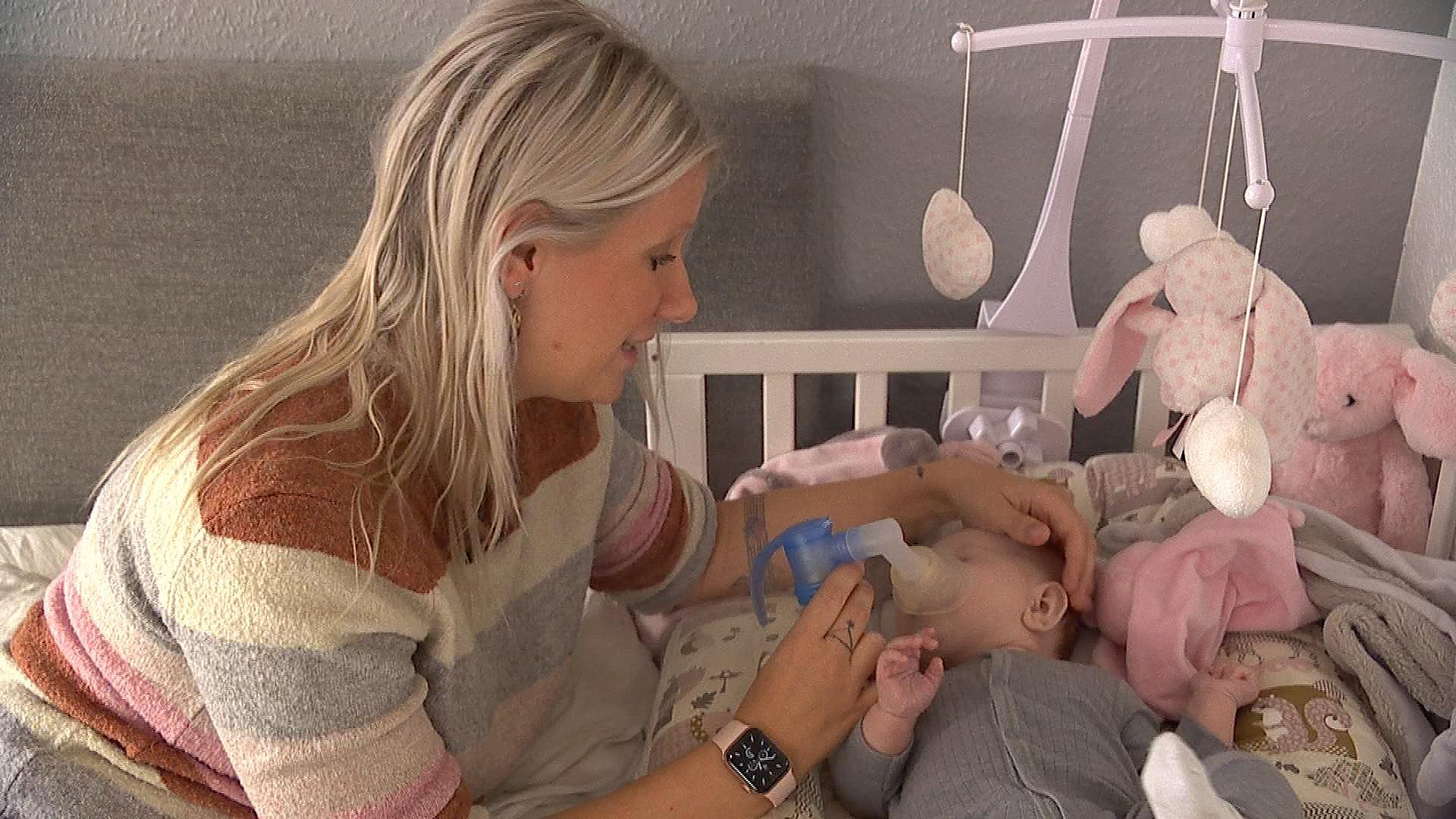 Baby med PFOS i blodet udskrevet fra - men skranter fortsat | TV2 ØST