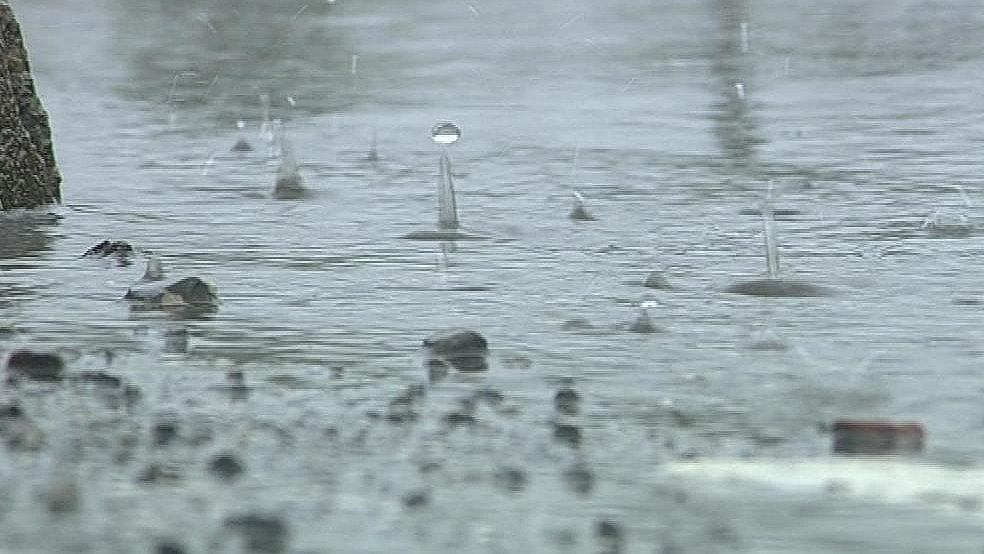 Kampen Mellem Sensommer Og Efterår Giver Silende Regn Over Danmark ...