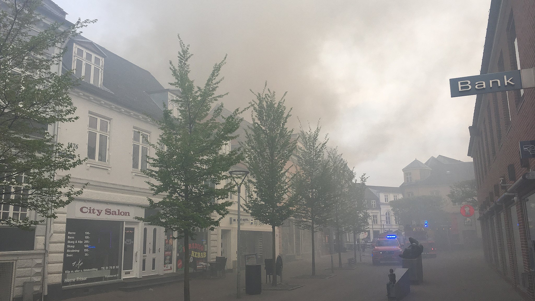 Beboere evakueret efter større brand etageejendom | TV2 ØST