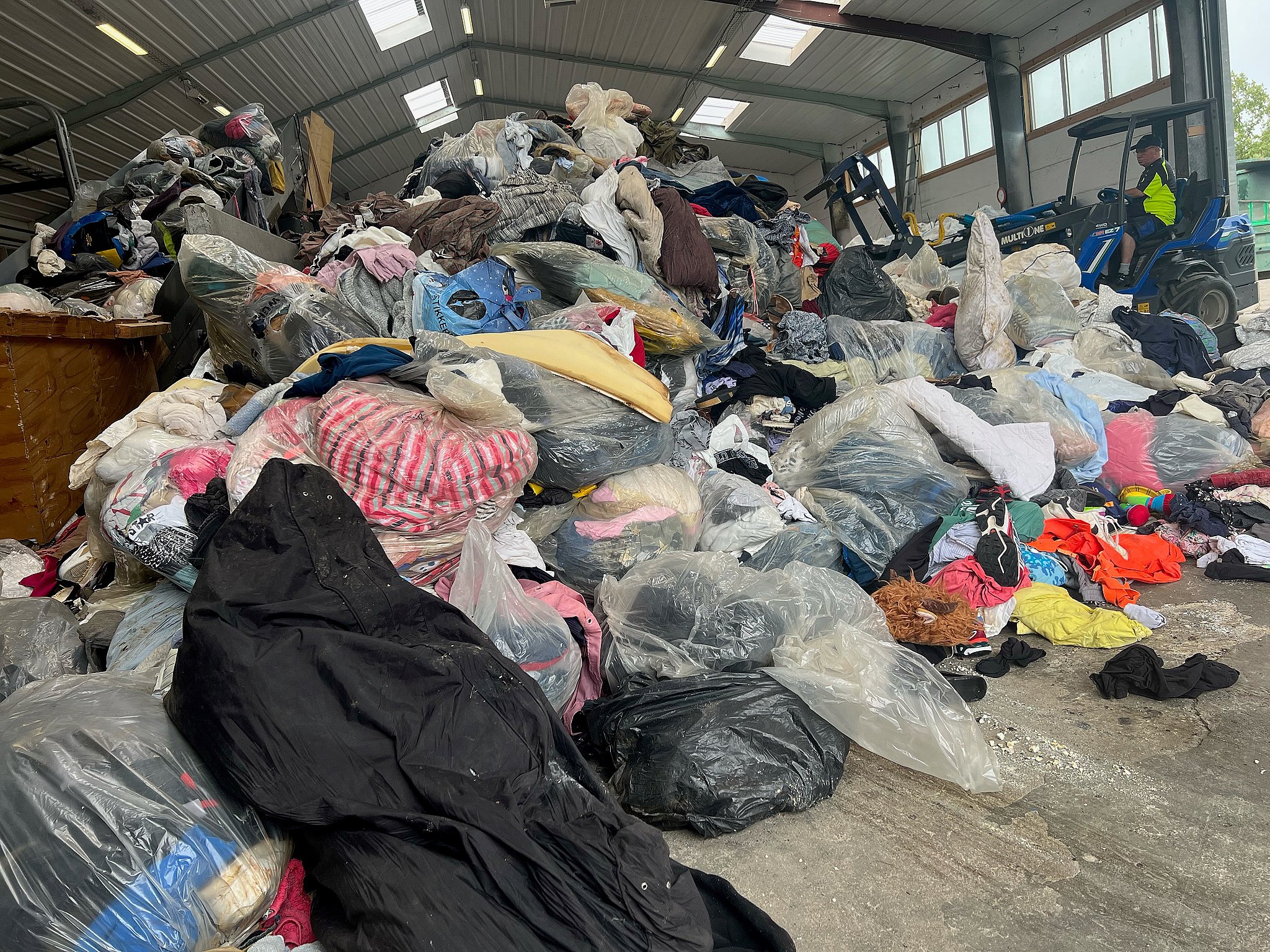 Nyt sorteringsanlæg redder tonsvis af tøj fra forbrænding |