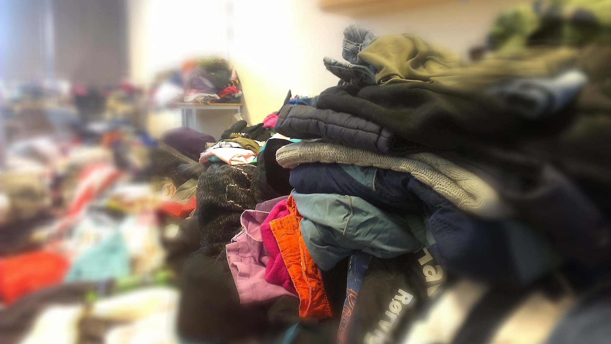 Masser af tøj, skoletasker indsamlet til flygtninge i Holbæk | TV2 ØST