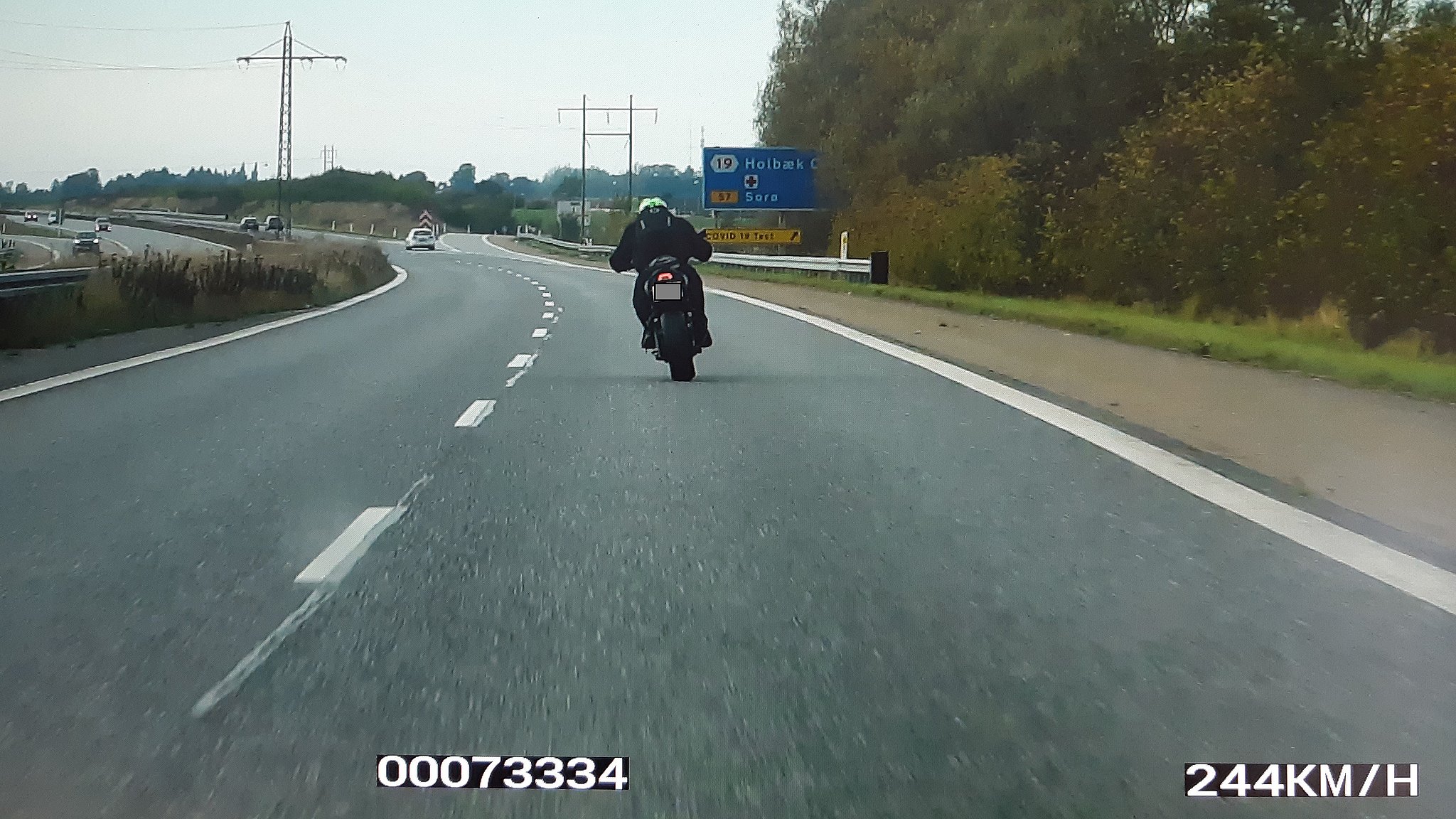 Motorcyklist i vanvidskørsel - her kører han kilometer i timen | TV2 ØST