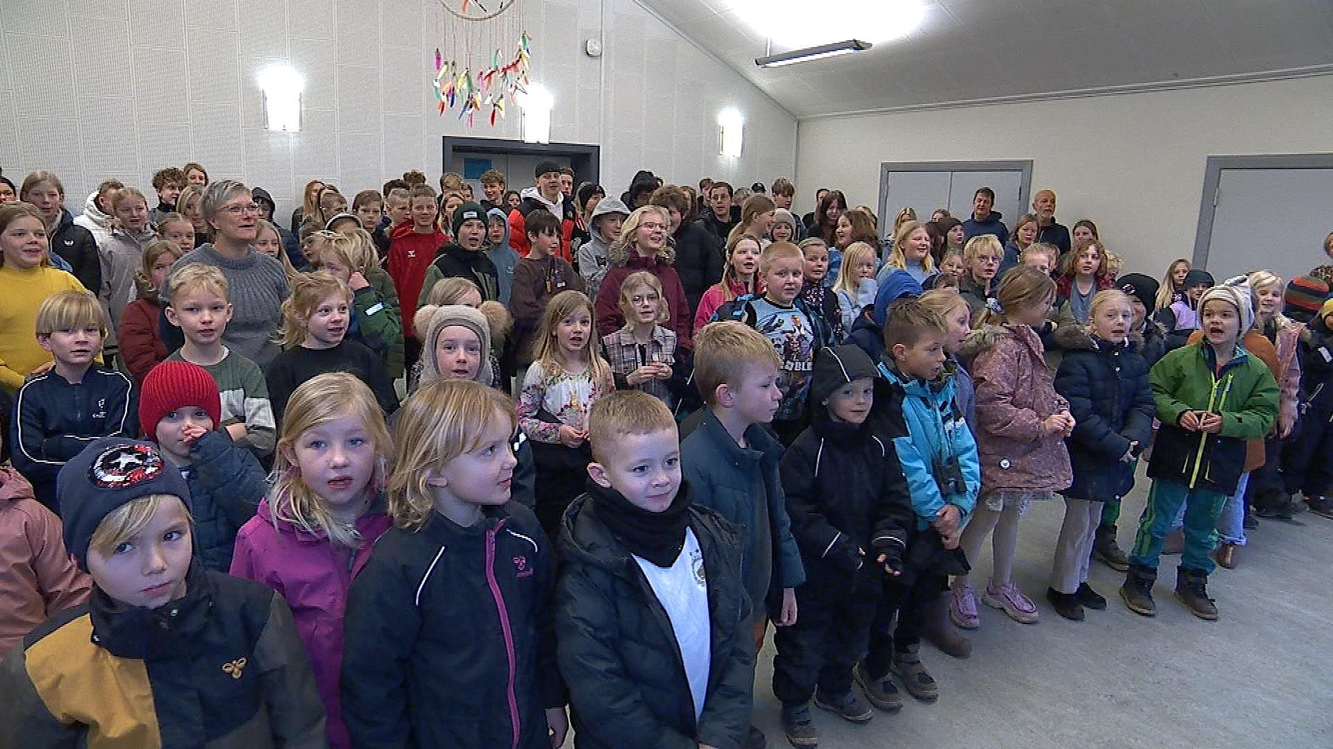 Skole Med 18 Elever Lukkede - Nu Møder 190 Elever Ind | TV2 ØST