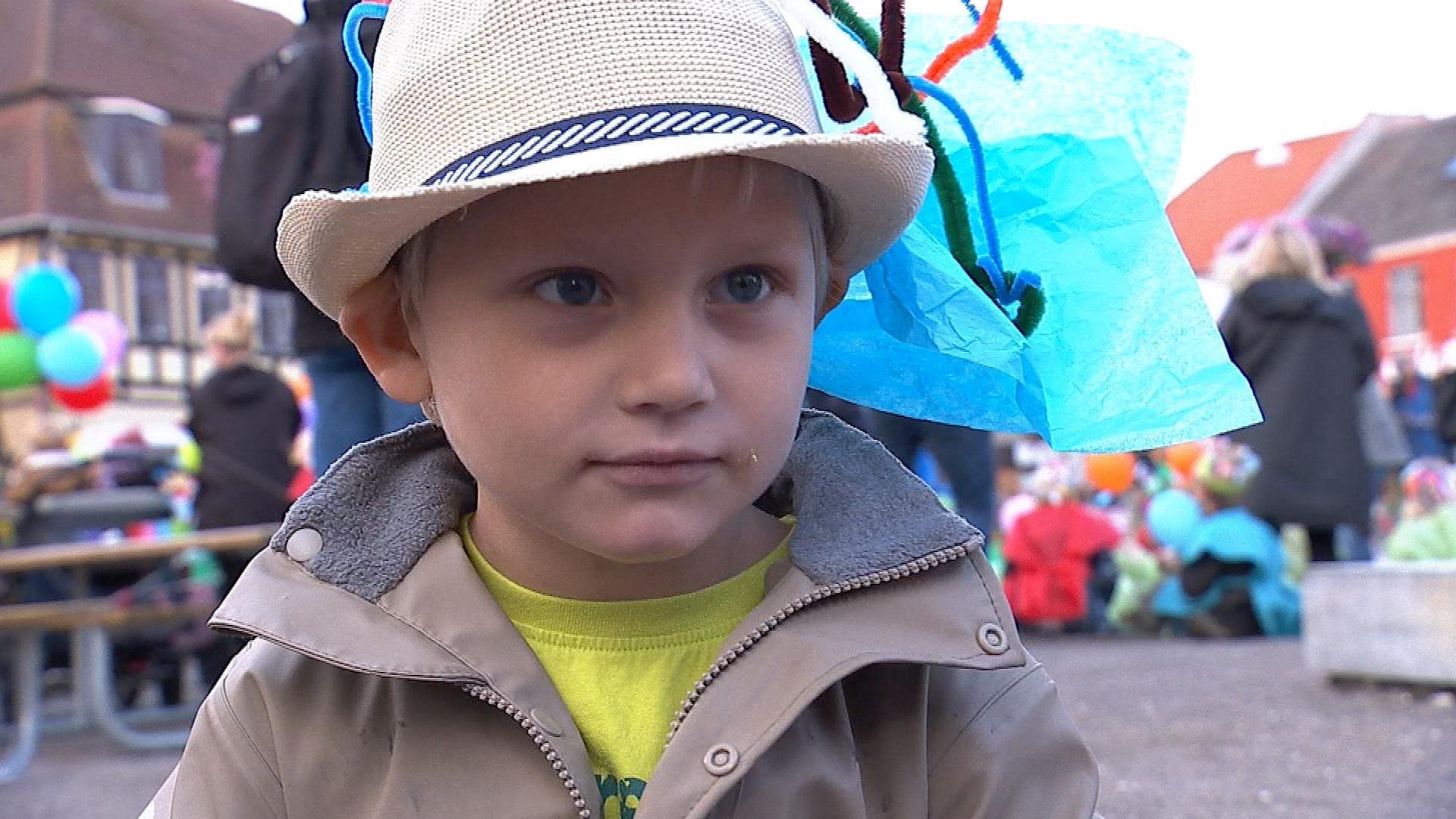 Dans og hatte - 450 børn gik sambaoptog i Nakskov | TV2